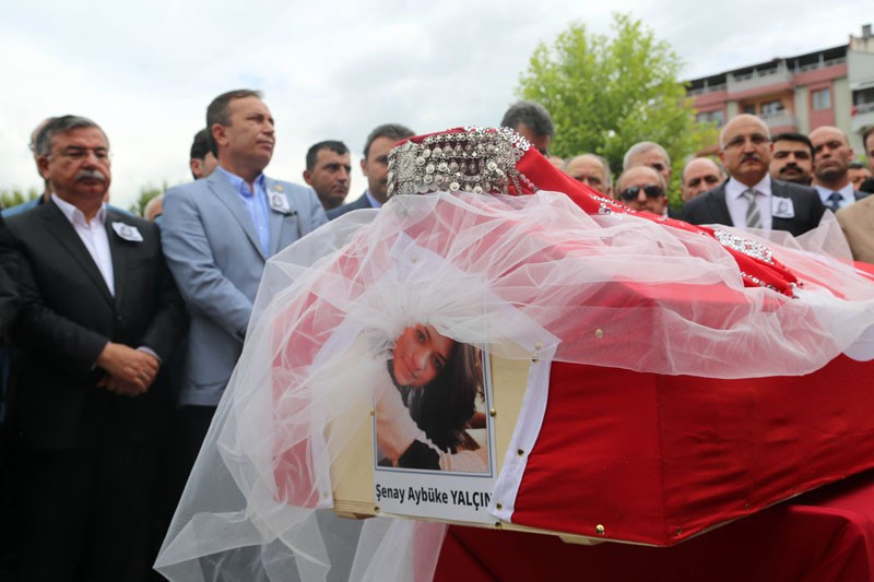 'Aybüke Öğretmen'e duvaklı veda Bakan Yılmaz bile ağladı - Resim: 4