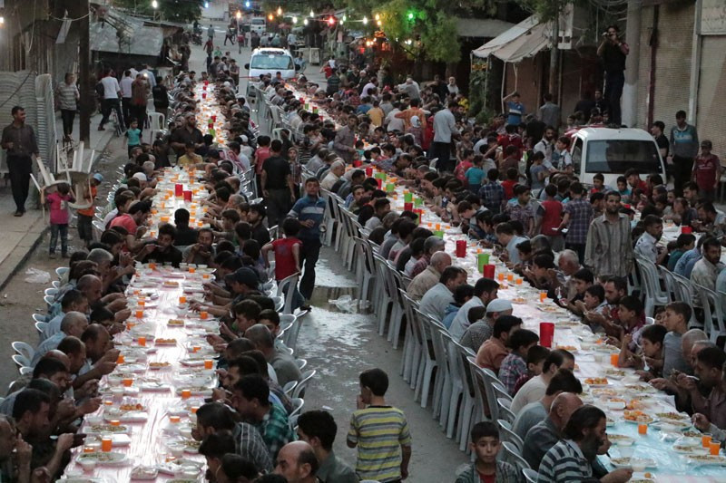 Şam'da kuşatma altında 2 bin kişilik iftar - Resim: 1