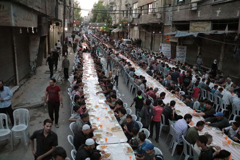 Şam'da kuşatma altında 2 bin kişilik iftar - Resim: 3