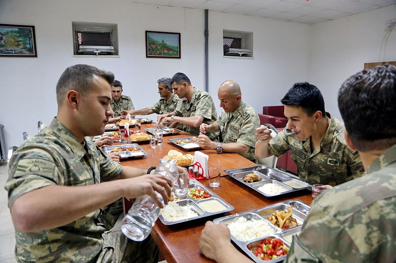 Hakkari'de temiz koşullarda askerin aşı yine askerden - Resim: 3
