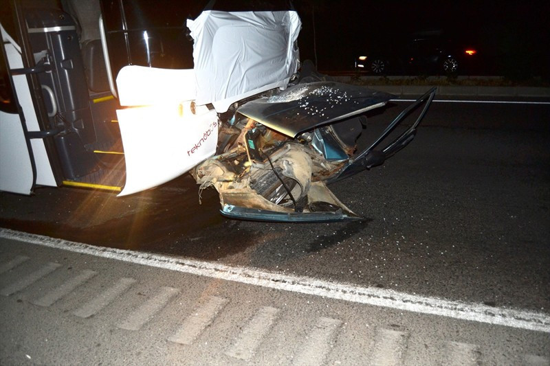 Yolcu otobüsüyle çarpışan otomobil ikiye bölündü - Resim: 1