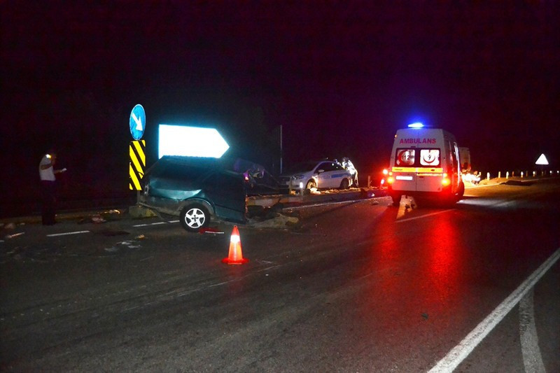 Yolcu otobüsüyle çarpışan otomobil ikiye bölündü - Resim: 2