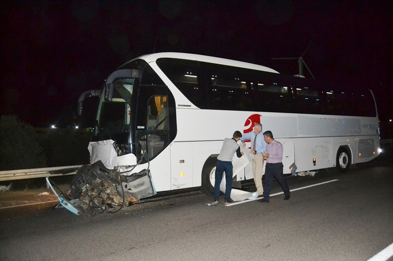 Yolcu otobüsüyle çarpışan otomobil ikiye bölündü - Resim: 3