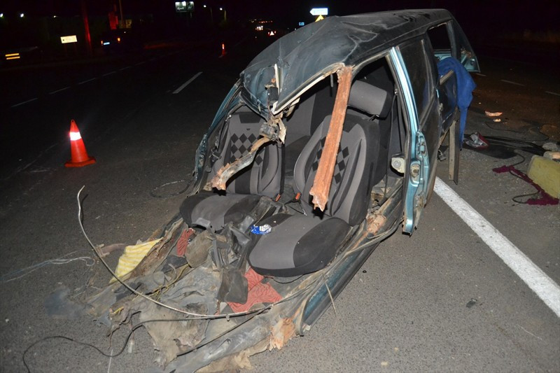 Yolcu otobüsüyle çarpışan otomobil ikiye bölündü - Resim: 4