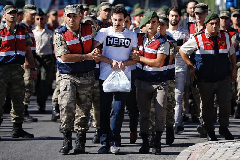Hero tişörtlü FETÖ'cüye kapak attılar! İşte  'traitor' yanıtı - Resim: 1
