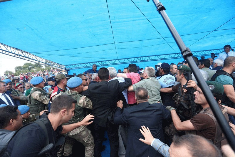 Protokolde kavga! Bakan Kurtulmuş olay yerinden uzaklaştırıldı - Resim: 3