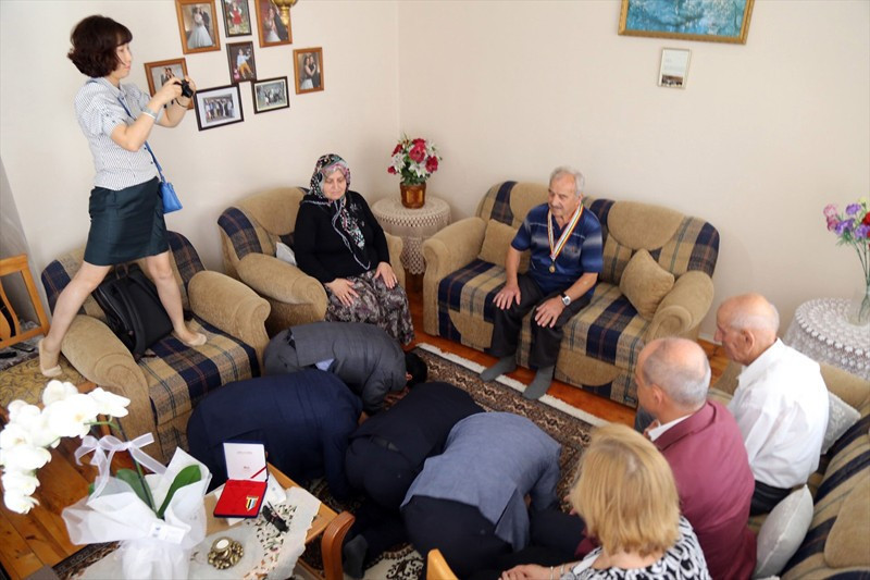 Görenleri duygulandırdı önünde eğilip... - Resim: 1