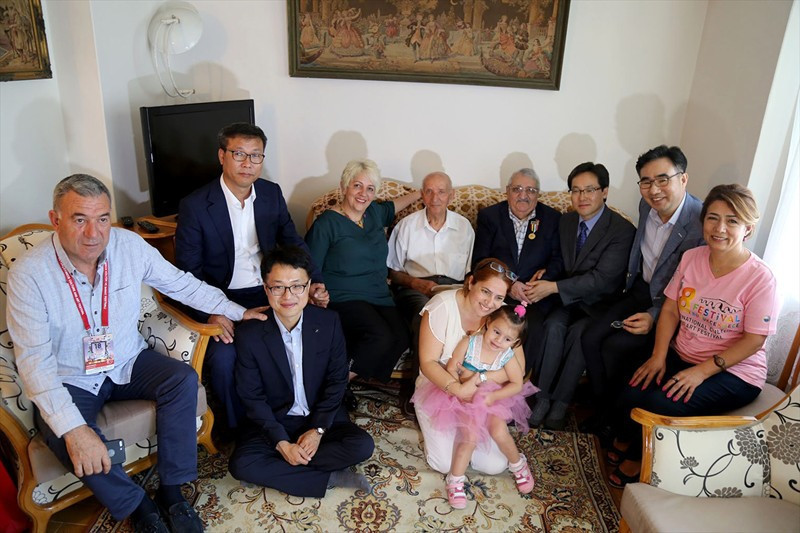 Görenleri duygulandırdı önünde eğilip... - Resim: 2