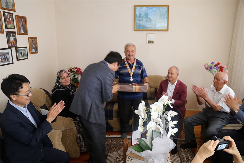 Görenleri duygulandırdı önünde eğilip... - Resim: 4