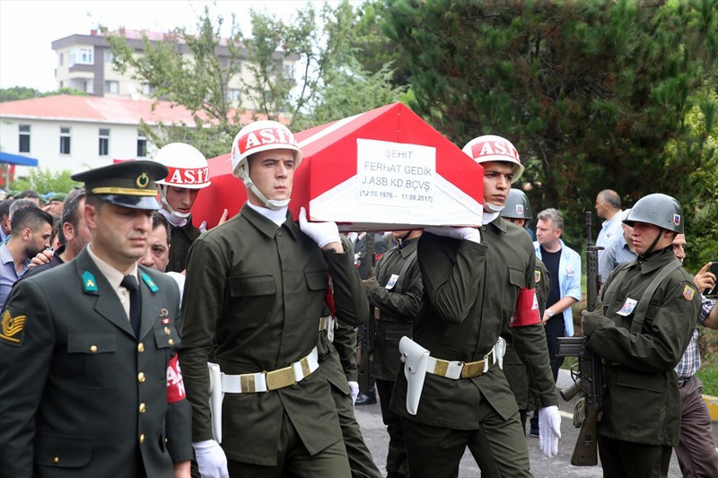 Trabzon'da şehit olan Ferhat Gedik memleketi Hatay'a böyle uğurlandı - Resim: 4