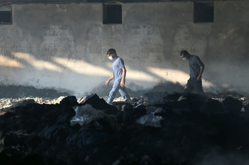 Küllerin arasında patronlarını arıyorlar - Resim: 2