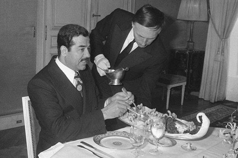 Bu fotoğraf kafa karıştırdı Saddam'a hizmet eden garson o isim şok - Resim: 1