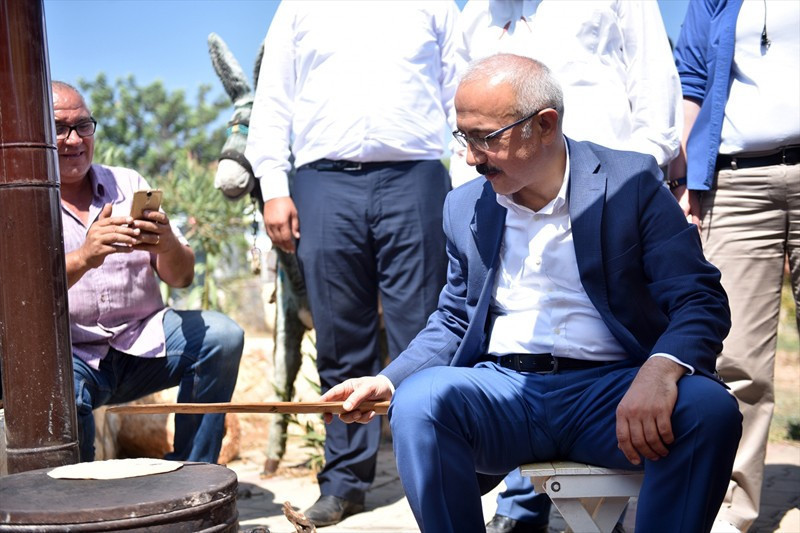 Bakan gözleme pişirdi! Sacın başında güldüren diyalog - Resim: 3