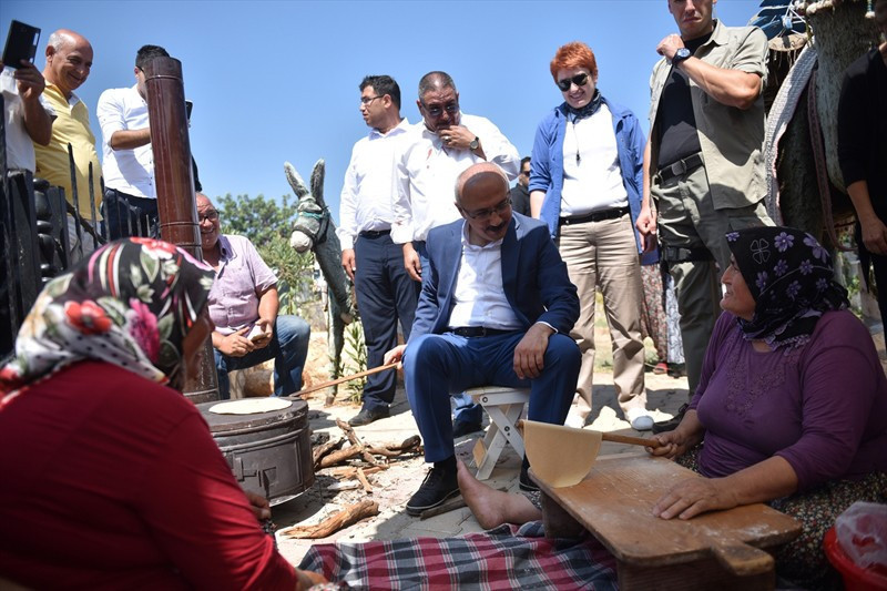 Bakan gözleme pişirdi! Sacın başında güldüren diyalog - Resim: 4