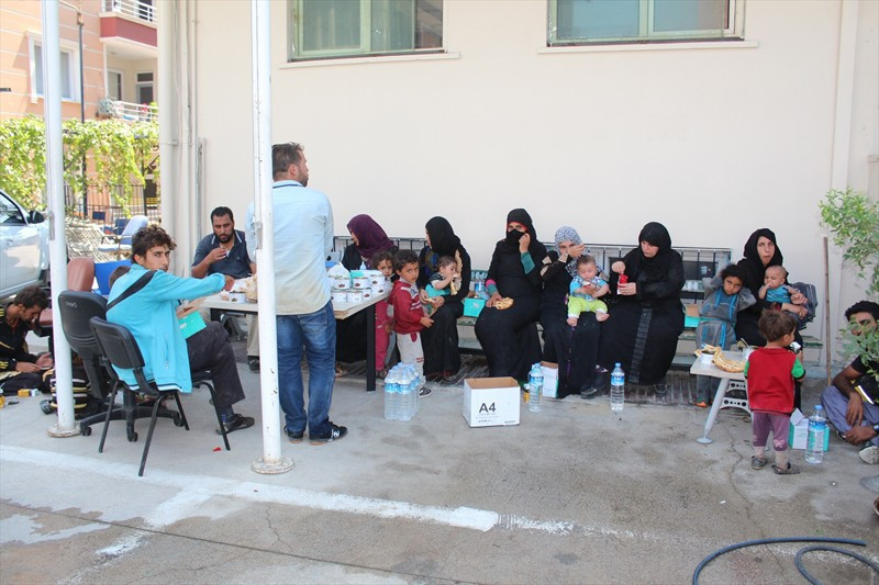 5 kişilik araçtan tam 23 kişi çıktı - Resim: 4