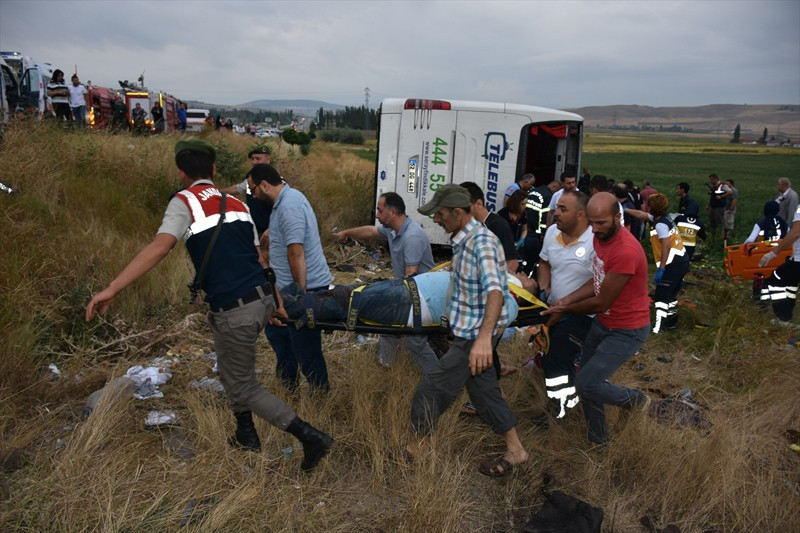 Amasya'da yolcu otobüsü devrildi ölüler ve yaralılar var - Resim: 3