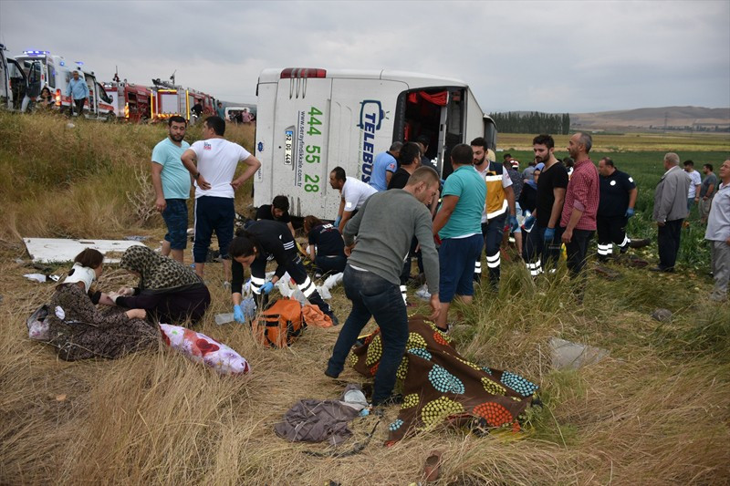 Amasya'da yolcu otobüsü devrildi ölüler ve yaralılar var - Resim: 4