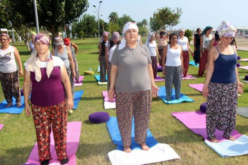 CHP'li başkanın eşinden şalvarlı yoga! Renkli kareler - Resim: 1