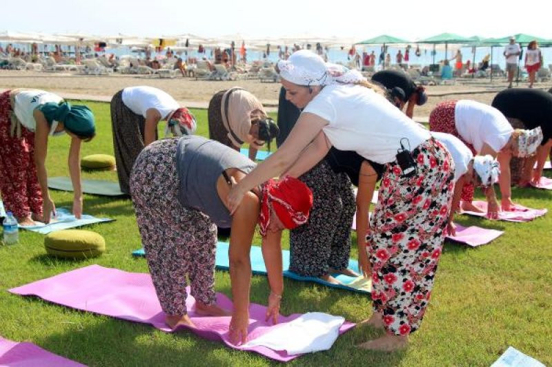 CHP'li başkanın eşinden şalvarlı yoga! Renkli kareler - Resim: 2