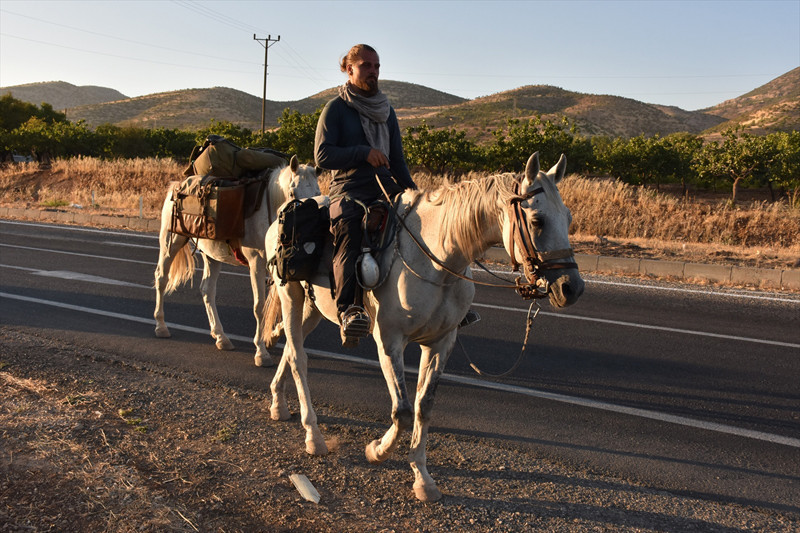Polonya'dan Kudüs'e gitmek için 9 aydır at sırtında - Resim: 1