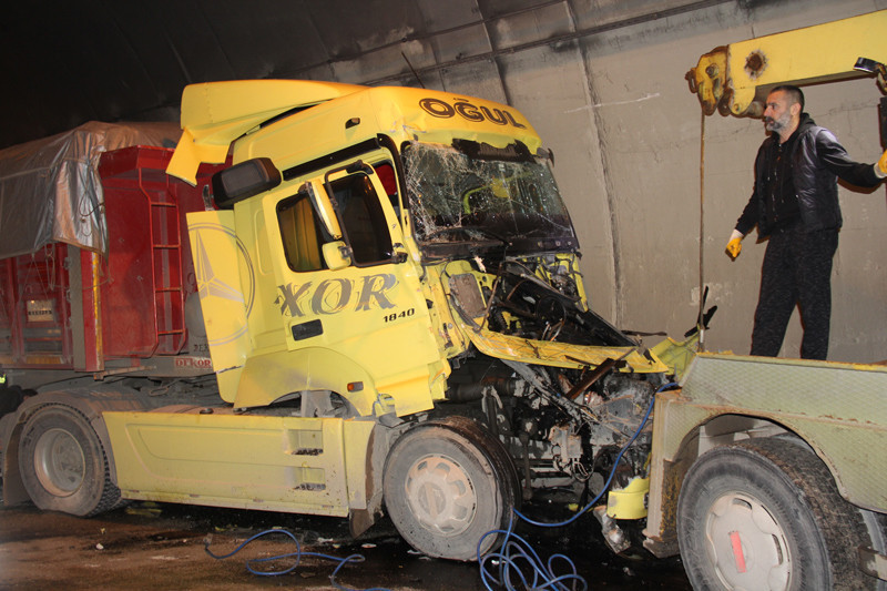 12 araç birbirine girdi! 10 kilometre kuyruk oluştu - Resim: 2