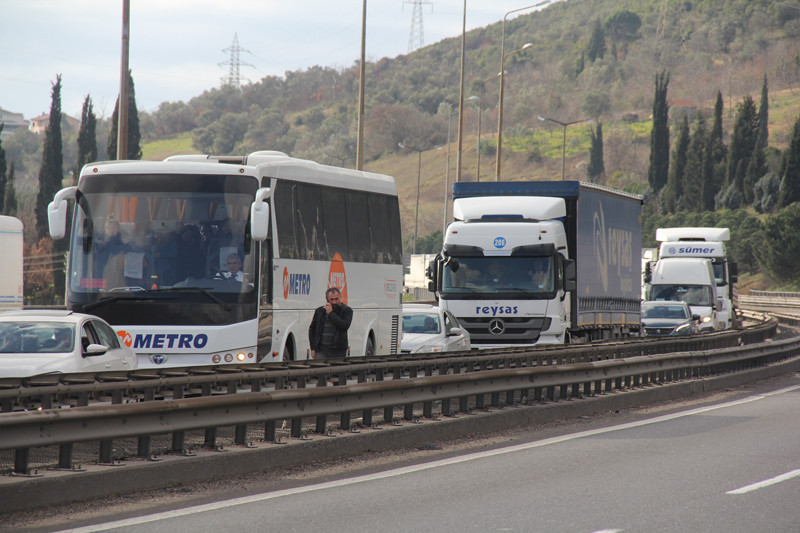 12 araç birbirine girdi! 10 kilometre kuyruk oluştu - Resim: 4