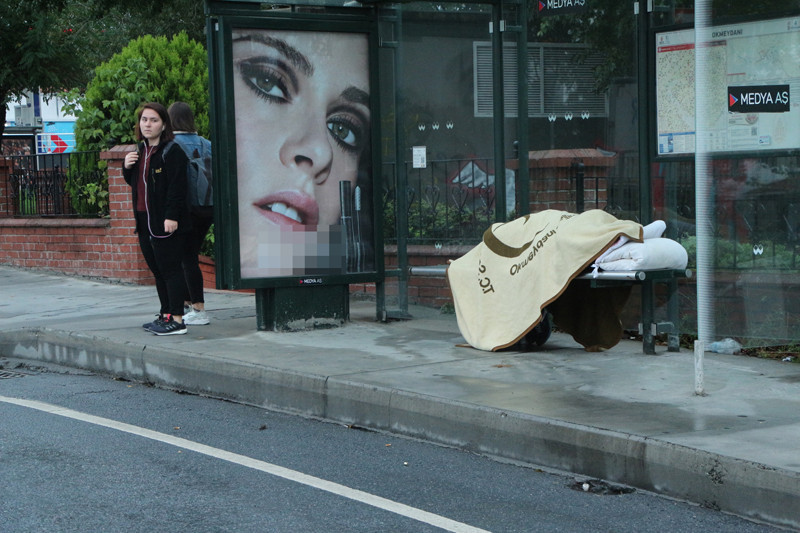 Otobüs durağı evi oldu onu görenler şaştı kaldı - Resim: 1