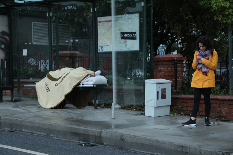Otobüs durağı evi oldu onu görenler şaştı kaldı - Resim: 2