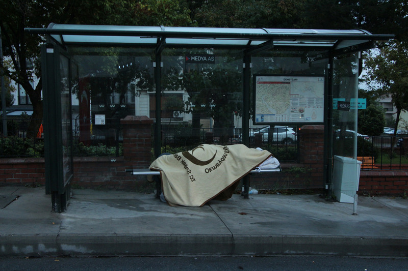 Otobüs durağı evi oldu onu görenler şaştı kaldı - Resim: 4