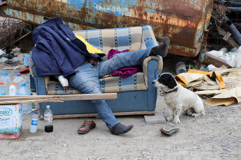 Evini satıp sokakta yaşayan adam koltukta ölü bulundu - Resim: 1