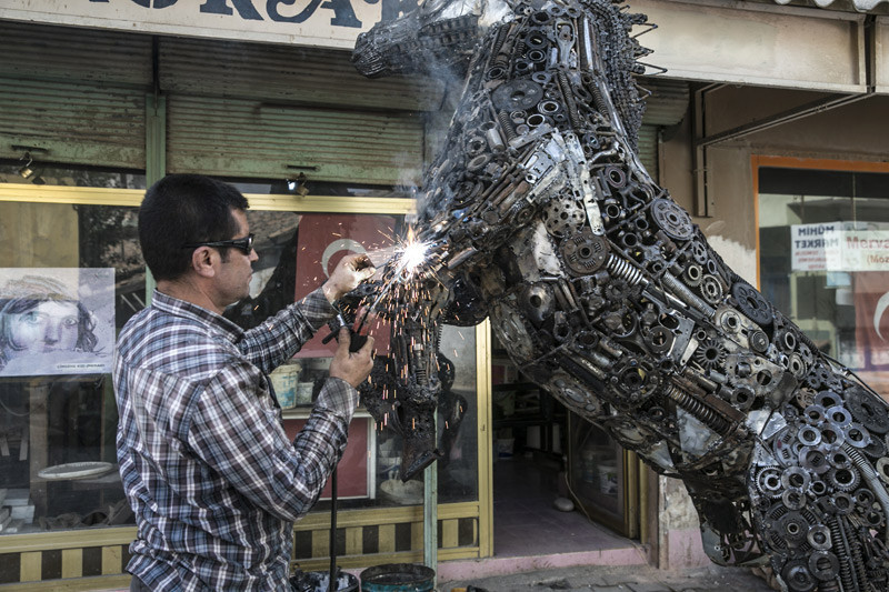 30 bin parça hurdadan at heykeli yaptı - Resim: 1