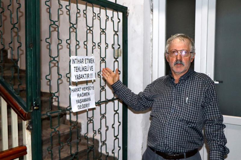 Trabzon'da çatı girişine 'İntihar etmek tehlikeli ve yasaktır' uyarısı asıldı - Resim: 2