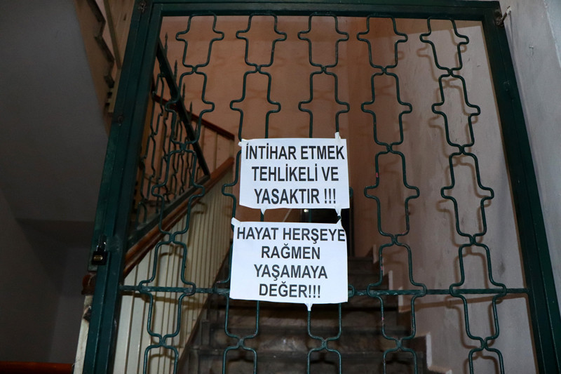 Trabzon'da çatı girişine 'İntihar etmek tehlikeli ve yasaktır' uyarısı asıldı - Resim: 3