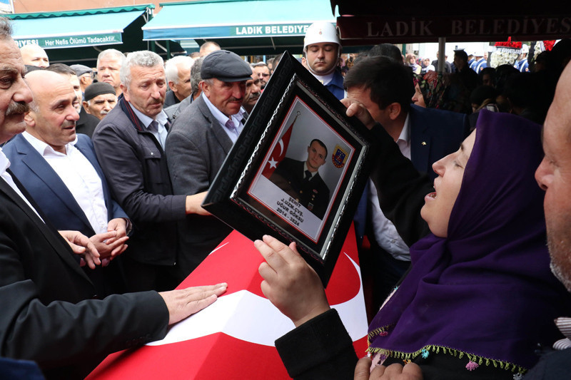 Batman şehitleri uğurlandı Şehidin nişanlısı askeri üniformasını giydi - Resim: 4