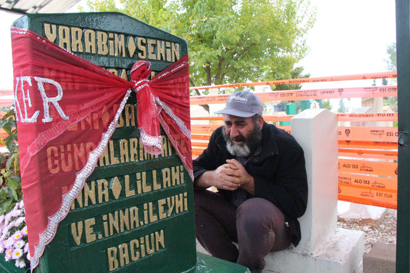 9 aydır kazada ölen oğlunun mezarında yaşıyor - Resim: 2