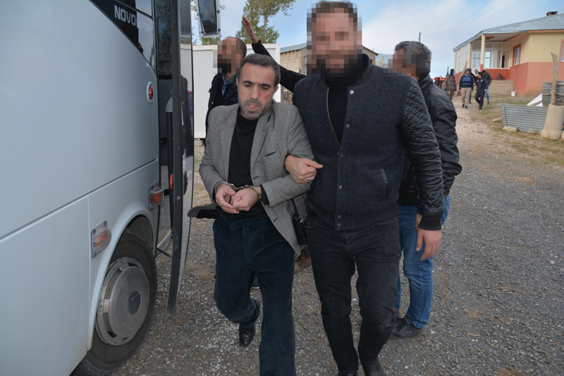 Şüphelenen polisler odadaki büyük sandığı kaldırınca... - Resim: 1