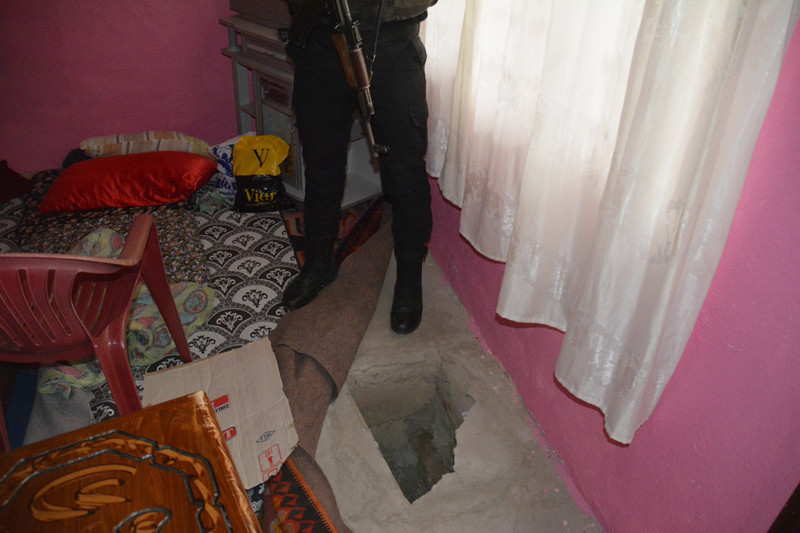 Şüphelenen polisler odadaki büyük sandığı kaldırınca... - Resim: 2