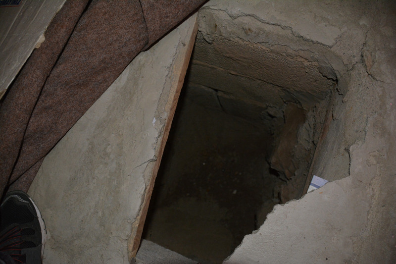 Şüphelenen polisler odadaki büyük sandığı kaldırınca... - Resim: 3