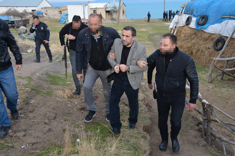 Şüphelenen polisler odadaki büyük sandığı kaldırınca... - Resim: 4