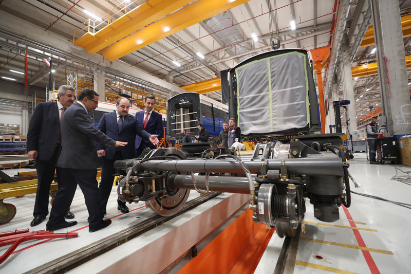 Mustafa Varank yerli elektrikli otobüsün direksiyonuna geçti  - Resim: 1