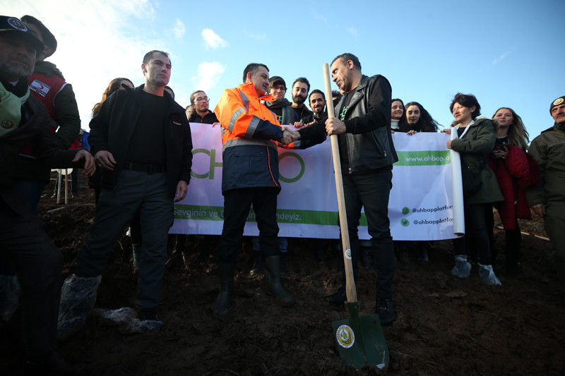 Bakan Bekir Pakdemirli Haluk Levent'le birlikte fidan dikti - Resim: 1