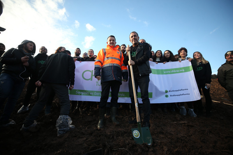 Bakan Bekir Pakdemirli Haluk Levent'le birlikte fidan dikti - Resim: 2