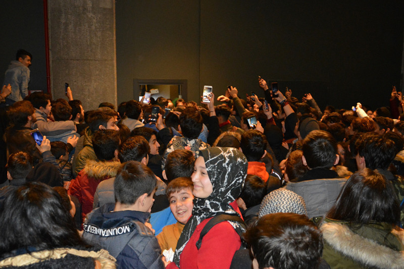 Ünlü Youtuber ekibi Kafalar'ı görmek için birbirlerini ezdiler - Resim: 4