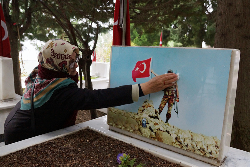 Şehit oğluna Afrin'deki kahramanlıkları anlatıyor - Resim: 1