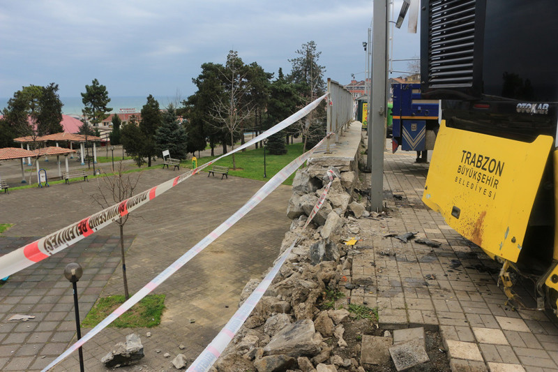 Belediye otobüsü çocuk parkına uçtu! - Resim: 3