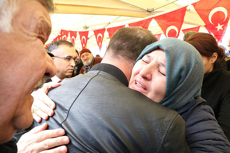 Sen mi getirdin Ömerimi? deyip ellerini öptü yürekleri kor gibi yaktı - Resim: 1