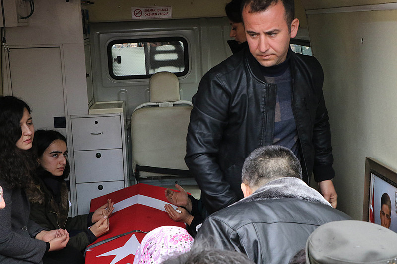 Sen mi getirdin Ömerimi? deyip ellerini öptü yürekleri kor gibi yaktı - Resim: 4