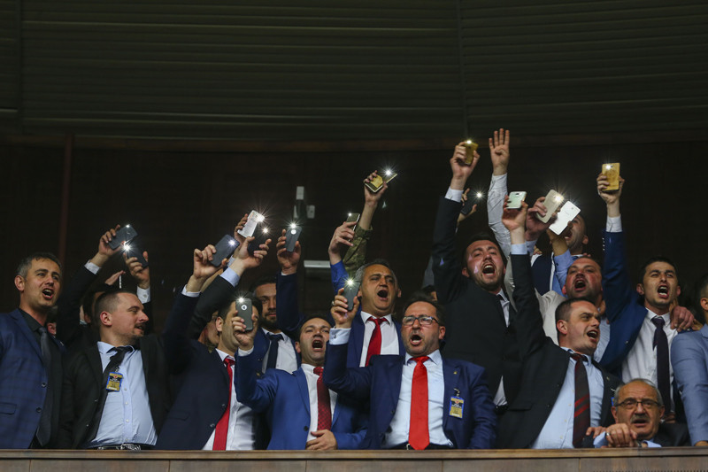 AK Parti grubunda dikkat çeken anlar! - Resim: 1