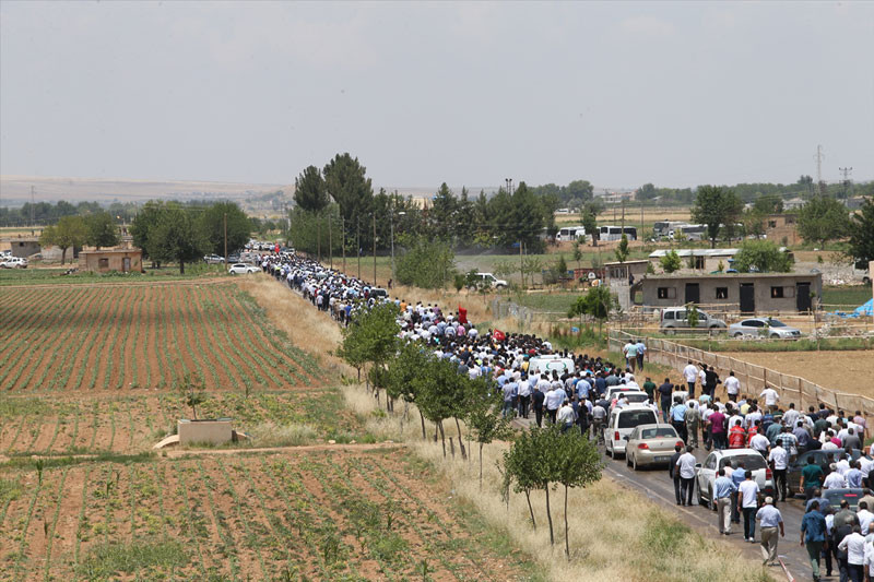Bakanlar zor saf durdu cenazede mahşeri kalabalık - Resim: 1