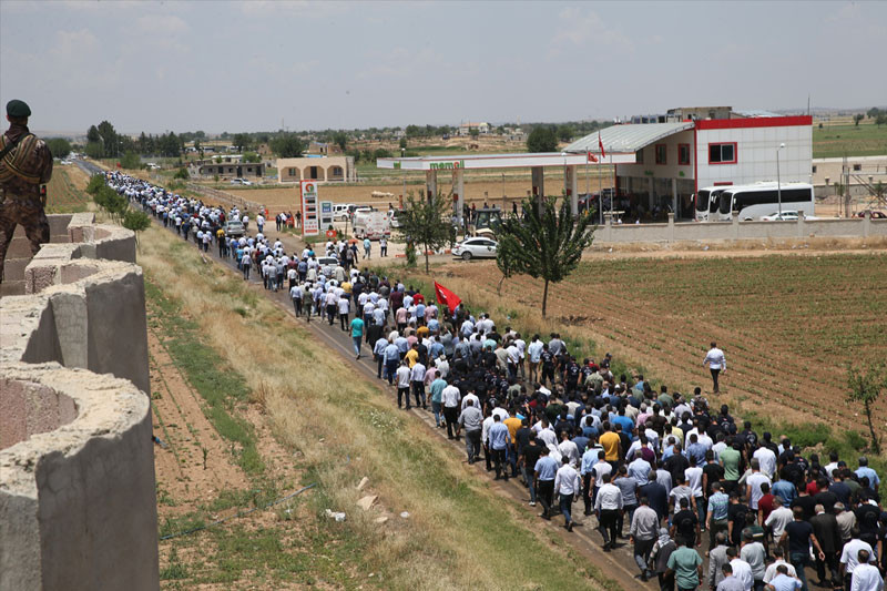 Bakanlar zor saf durdu cenazede mahşeri kalabalık - Resim: 2